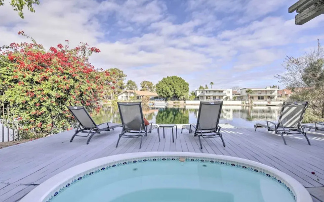 Sun Deck, Hot Tub & Kayak: Lakefront Tempe House