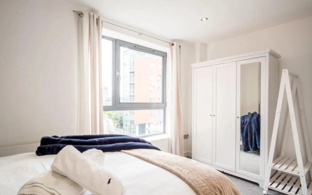 Stylish City 2 Bed, 2 Bath, FREE PARKING & WiFi