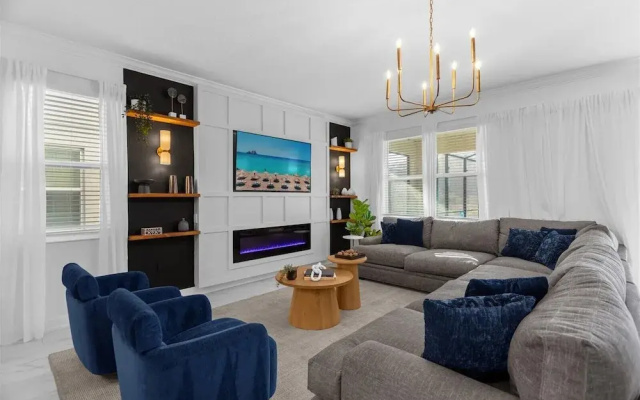 Upstay24-PPLHomeThemeRoomsPoolSpaCinema