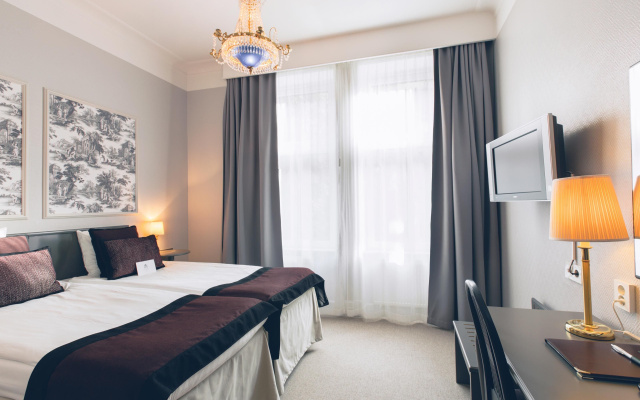 Crystal Plaza Hotel