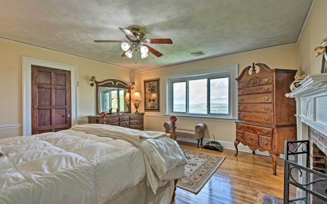 Hot Tub & Mtn Views: Expansive Hazleton Retreat
