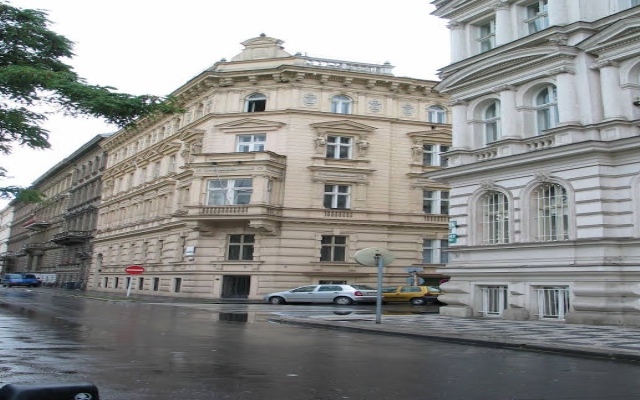 Отель PVH Charming Flats Janackovo Чехия, Прага - отзывы, цены и фото номеров - забронировать отель PVH Charming Flats Janackovo онлайн вид на фасад