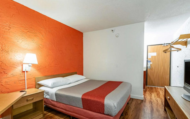 Motel 6 Naperville, IL