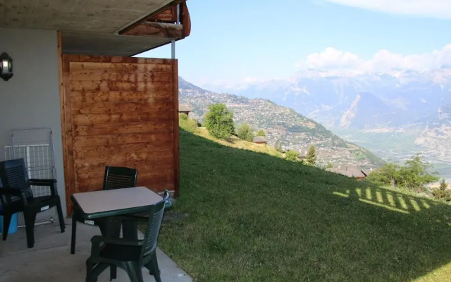 Authentic Apartment With Mountain Views