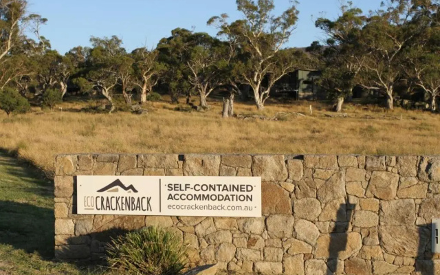 Ecocrackenback 14 'Sustainable, luxurious chalet close to the slopes.'