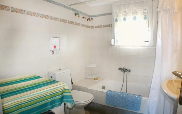 Beautiful Home in Xilokastro With 5 Bedrooms, Outdoor Swimming Pool and Swimming Pool