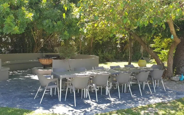 Beach House with DSTV & WIFI & basic housekeeping
