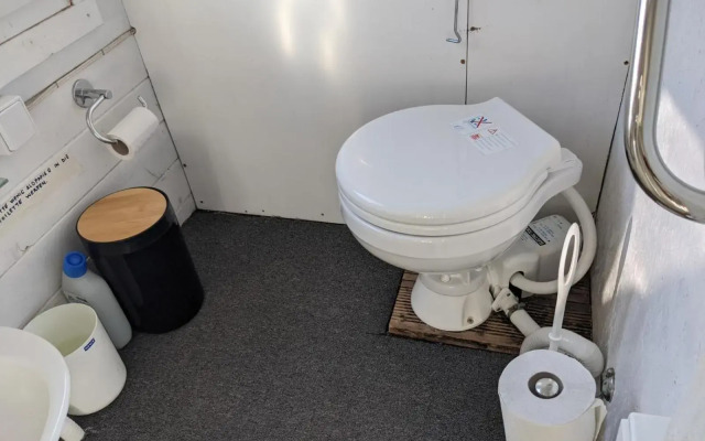 Gemütliches Hausboot mit Kamin in Berlin
