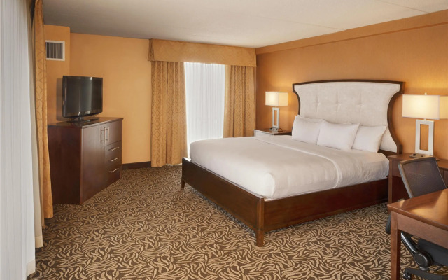 DoubleTree by Hilton Bay City - Riverfront