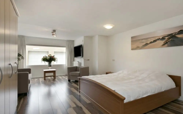 Spacious Luxury Apartment With Beautiful Views of the Marina