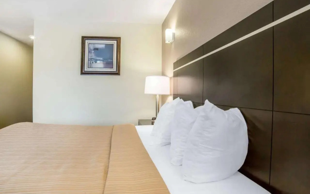 Econo Lodge Inn And Suites