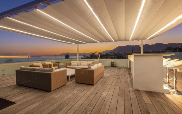 21220 Breath Taking Front Line Beach Villa