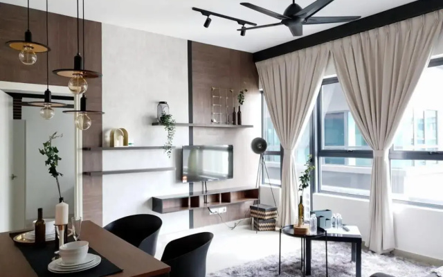 Stylish & Cozy 2BR Apt at Arte Plus, FREE Parking