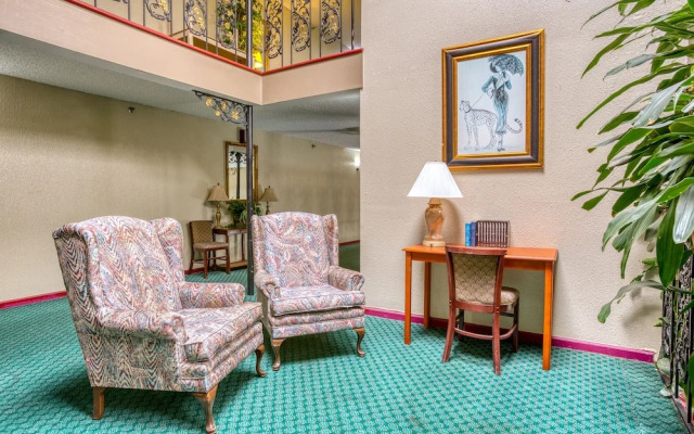 OYO Townhouse Tulsa Woodland Hills