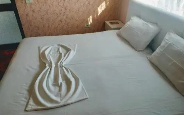 comfy room 10 min from center (private bathrom)