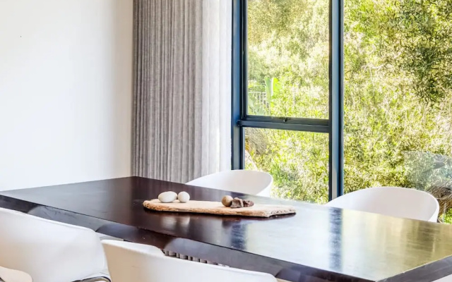 Delightful Rental w Sea Views Vadi Apartment