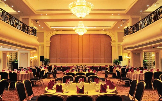 La Palazzo Hotel