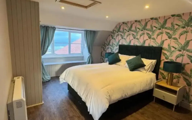 Near Beach - Sea View - Sleeps 6 - Parking