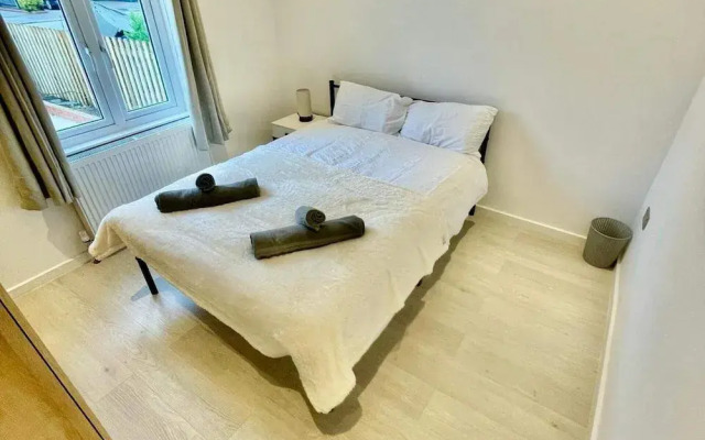 3 Bed Flat - Sleeps 6 - Parking - Wifi