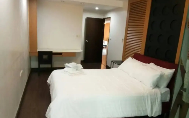 4B - 2 Bedroom Downtown Apartment With Shared Pool