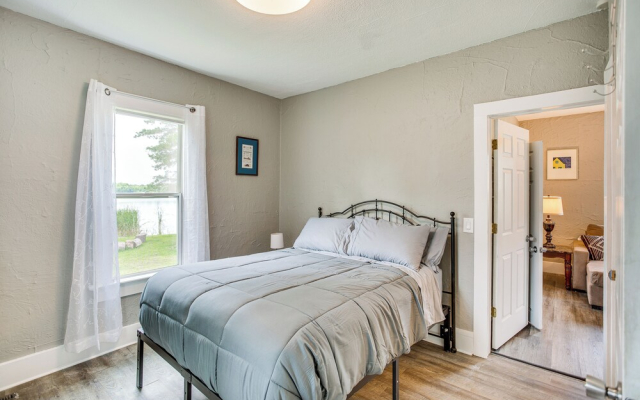 Lakefront Mound Getaway: Near Snowmobiling Trails!