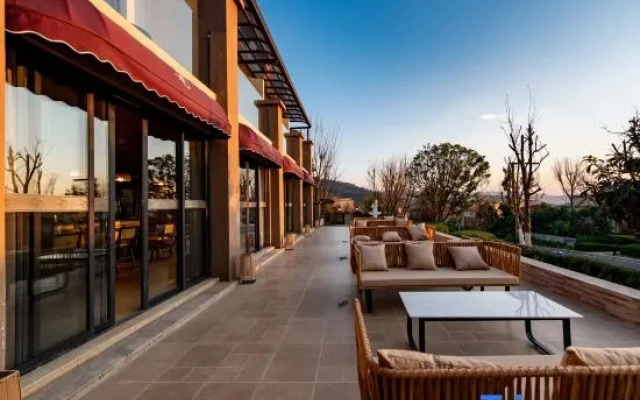 No.23 Lake View Courtyard
