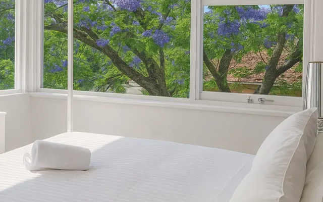 Light Filled 3-bed Coastal Home at Brighton Beach