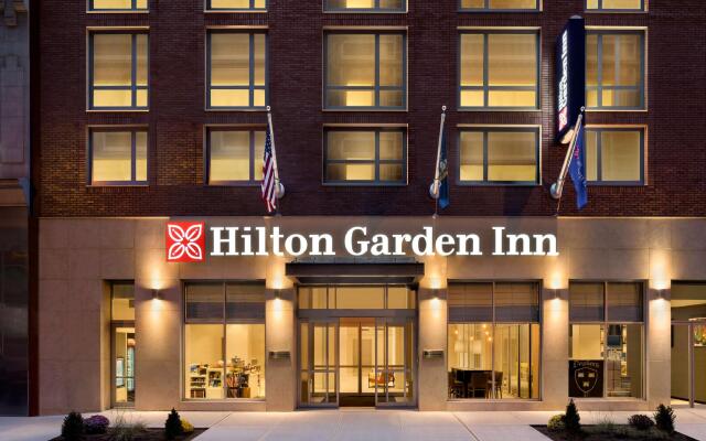 Отель Hilton Garden Inn New York Times Square South вид на фасад