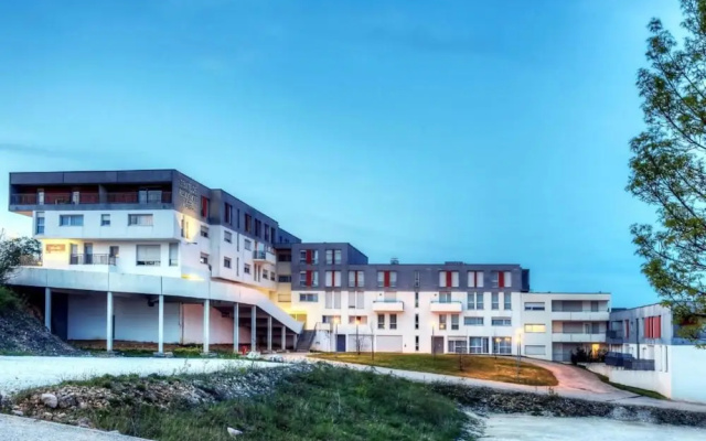 Zenitude Hôtel-Résidences Besançon Les Hauts du Chazal 3*