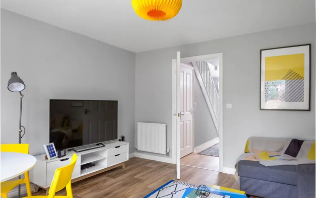 Deco Spacious Townhouse