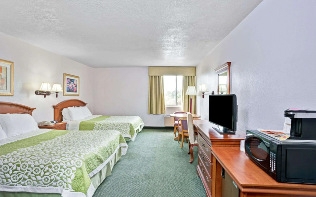 Days Inn & Suites by Wyndham Fullerton