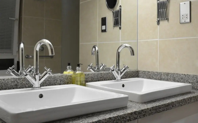 Two bedroom Tower Bridge Apartment for 6 with terrace