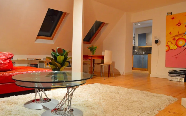 Stunning and Arty Penthouse Flat near Borough Mark