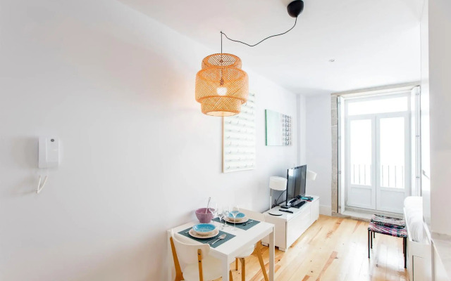 Flux Art Studio w/ AC & Balcony by LovelyStay