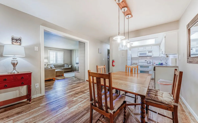 Comfortable 2BR 2nd-floor Balcony