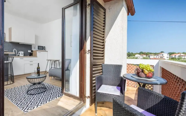 Apartment in Valbandon Near Beach & Pool