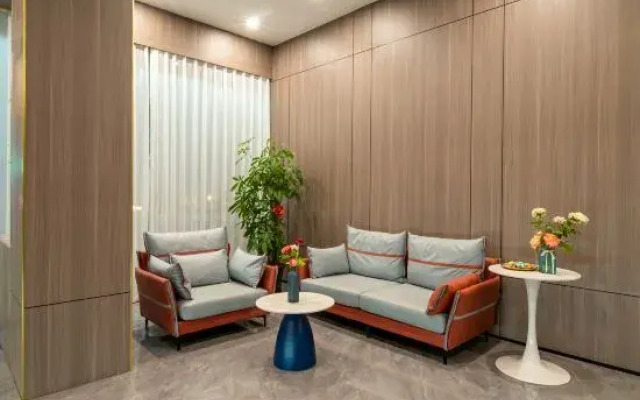 Kaman Hotel (Huazhou Bei'an Bus Station Zhouxuan Branch)