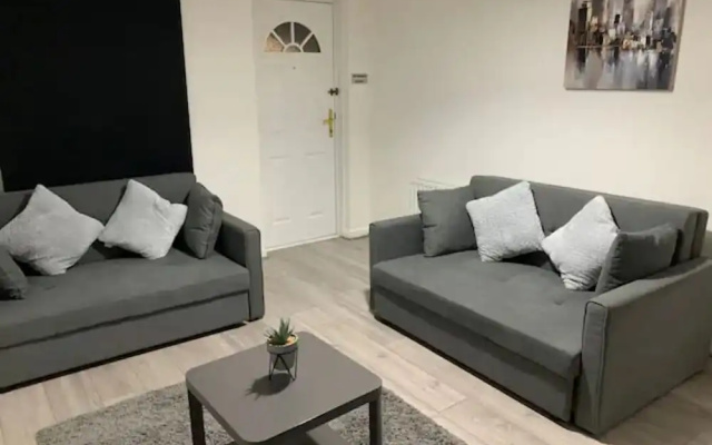 ✰Convenient 2 Bedroom Apt Close To Centre - Parking✰
