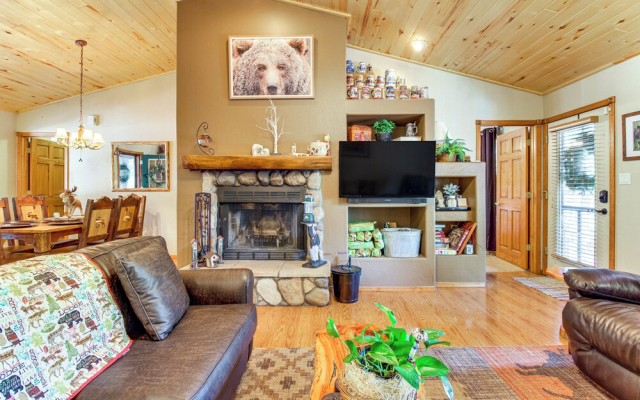 Near Hiking Trails: Heber-overgaard Haven w/ Deck!