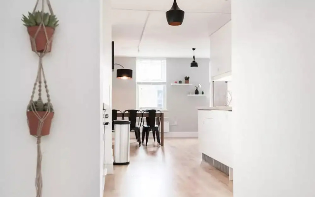 Amazing Modern 2 Bedroom Apartment in Zone 1!
