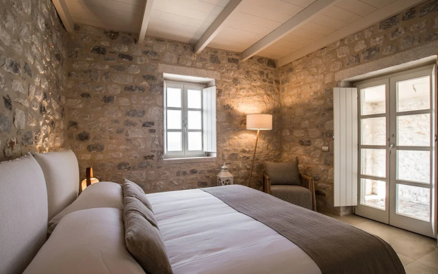 Bassa Maina Villas & Suites