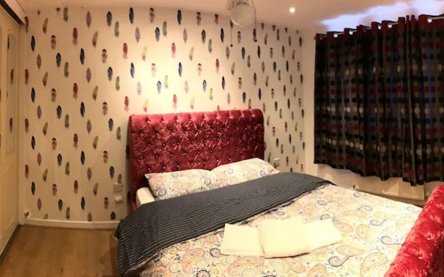 Nice 3-bed House in Farnham Royal Slough