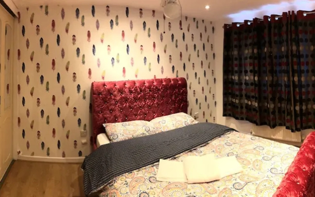 Nice 3-bed House in Farnham Royal Slough