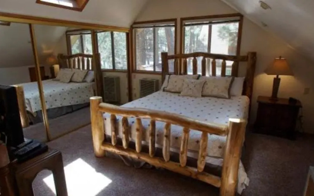 RedAwning Bear Hut