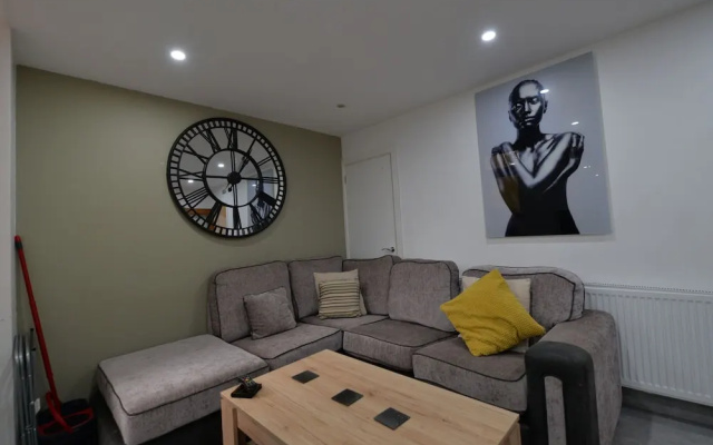 Enticing Holiday Home in Coventry With Garden
