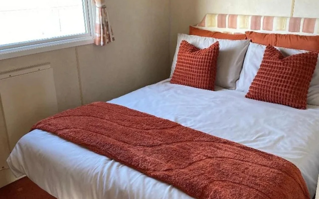 Caravan Sleeps 8 With Parking and Patio