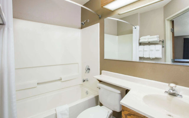 Super 8 by Wyndham Brookings