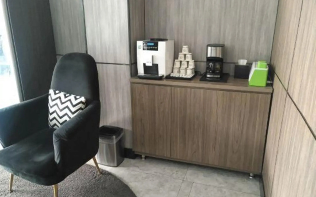 Frst Yizhu Hotel (Shanghai Lujiazui Changyi Road Subway Station)