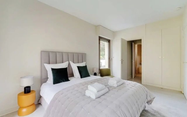 Modern apt With Balcony-2br/6p-neuilly-sur-seine