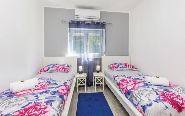 Nice Home in Pinezici with Hot Tub, WiFi & 4 Bedrooms